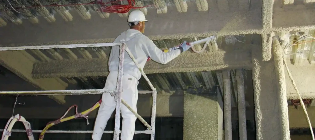 Operario realizando un trabajo de Proceso de ignifugación con mortero de vermiculita