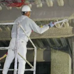 Operario realizando un trabajo de Proceso de ignifugación con mortero de vermiculita