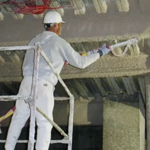 Operario realizando un trabajo de Proceso de ignifugación con mortero de vermiculita