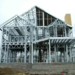 Casa en construcción con sistema steel framing, estructura de acero galvanizado de dos plantas.