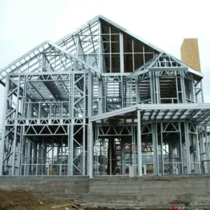Casa en construcción con sistema steel framing, estructura de acero galvanizado de dos plantas.