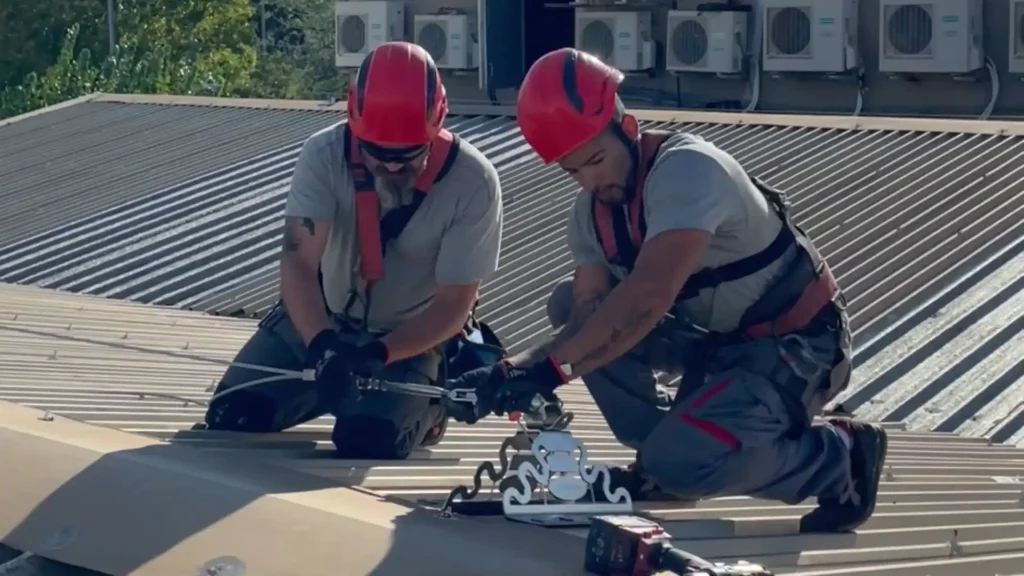 Instalación de Líneas de Vida en Cubierta paso a paso. Imagen de operarios trabajando en la instalación de una línea de vida