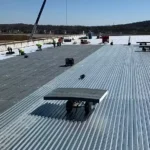 Instalación de cubierta deck trabajadores