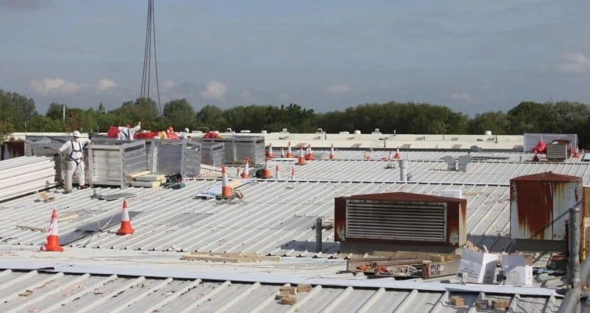 mantenimiento cubiertas industrial - hostec.es Proceso de mantenimiento de una cubierta industrial con todas las medidas de seguridad